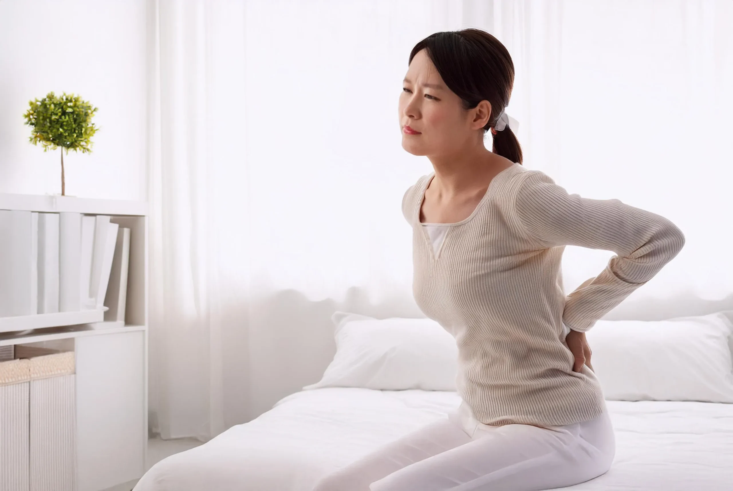 腰を痛める女性